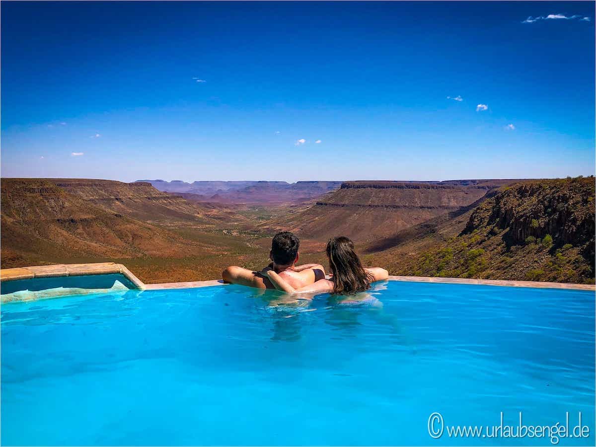 Sylwia Fath & Stephan Fath im Pool der Grootberg Lodge, Namibia