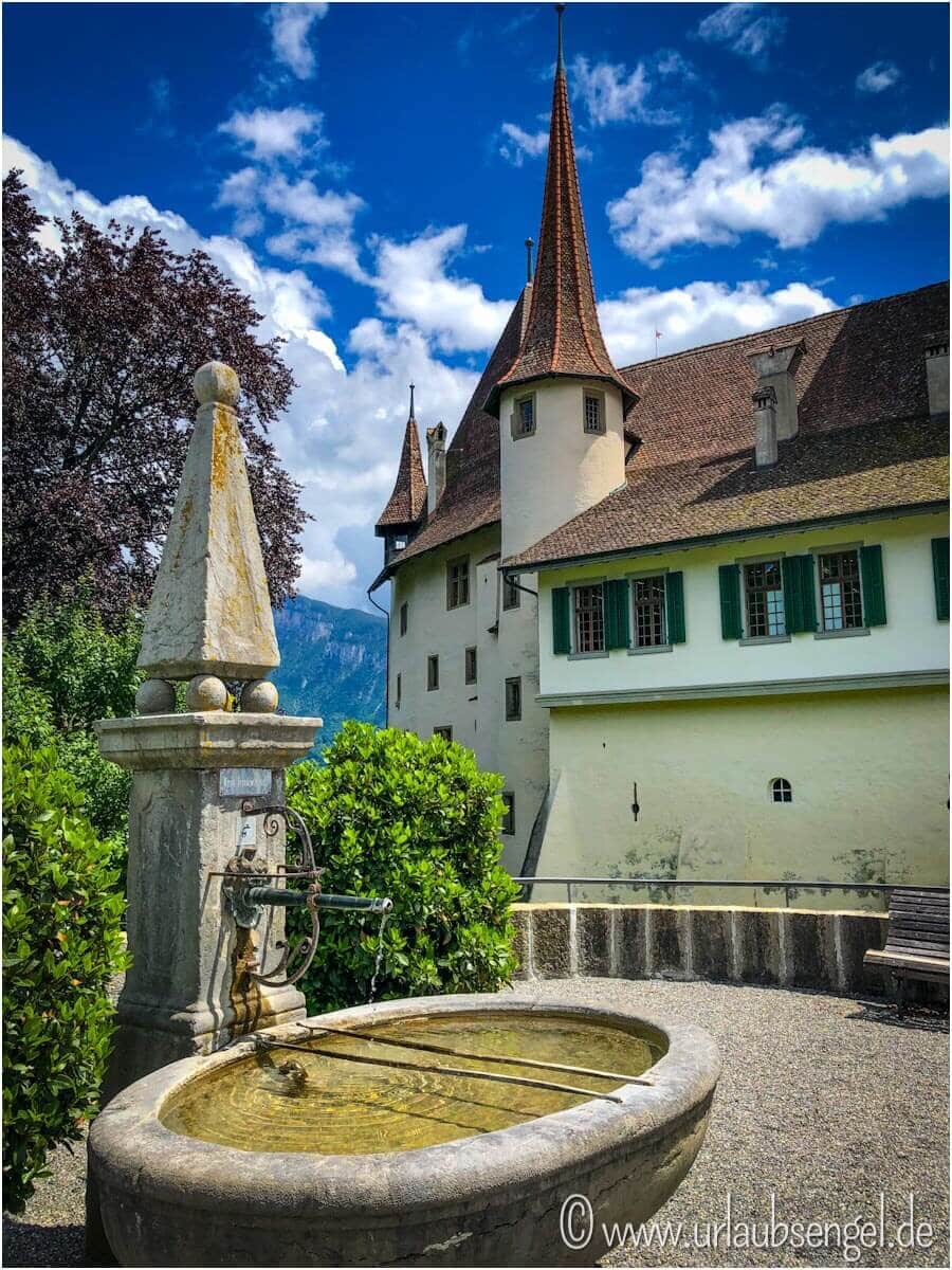 Brunnen bei Schloss am Thunersee, Schweiz