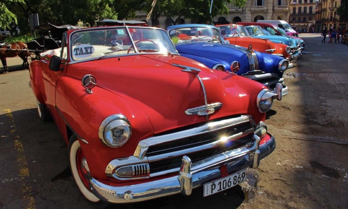 Kuba Oldtimer, Zigarren und Mojito in der Altstadt von Havanna