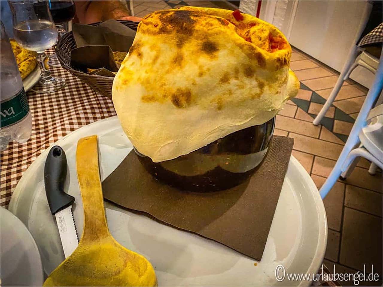 La Pignata: Eintopf in Terracotta mit Brot überbacken