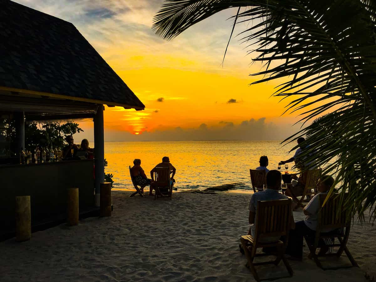 Romantischer Strandurlaub | Sonnenuntergang bei einem Drink | Urlaubsengel