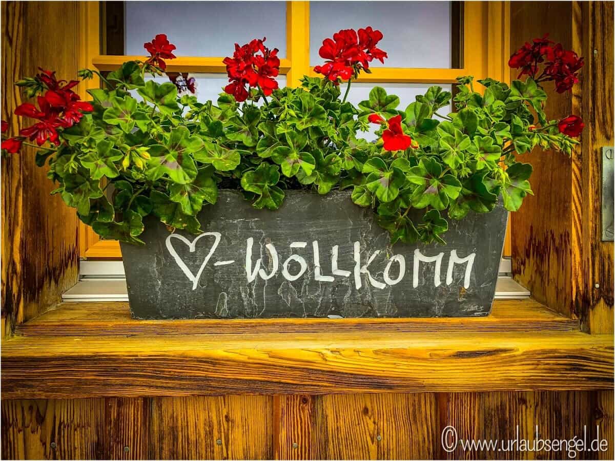 Blumentopf mit Willkommen - Berggasthaus Aescher