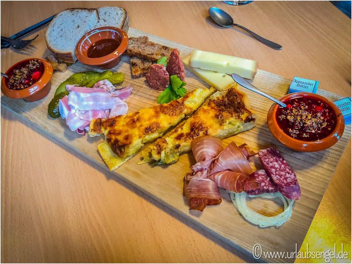 Reichhaltiges Frühstück im Gasthaus Aescher Wildkirchli