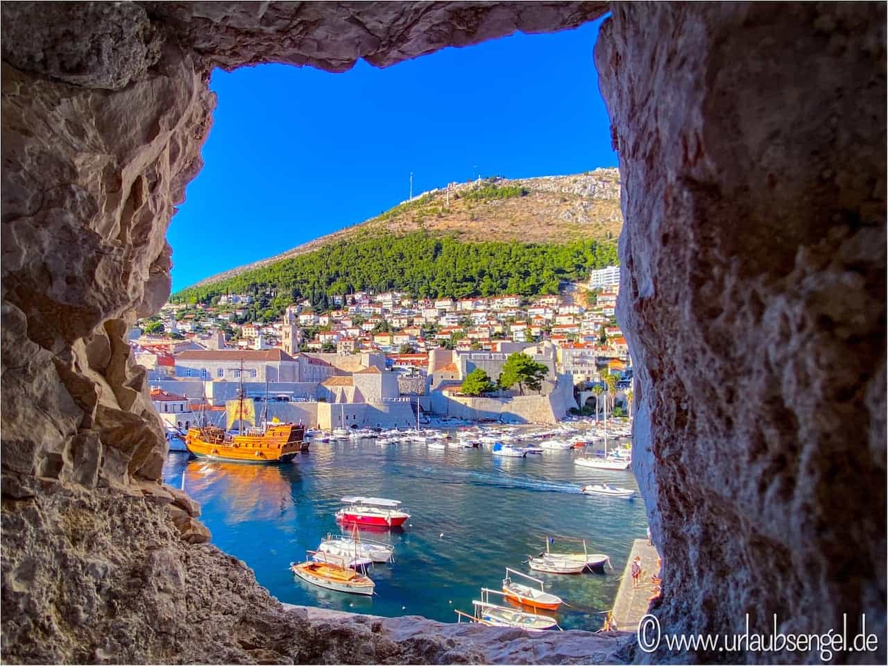 Stadtmauer von Dubrovnik mit Hafen