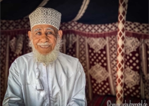 Omani bei Oman Rundreise im Mietwagen