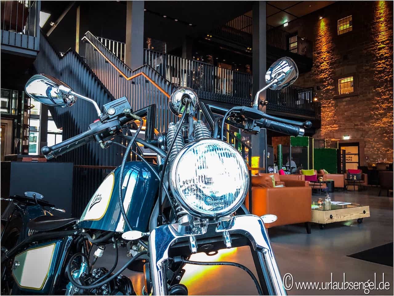 Hotel Liberty | Motorrad in der Lounge