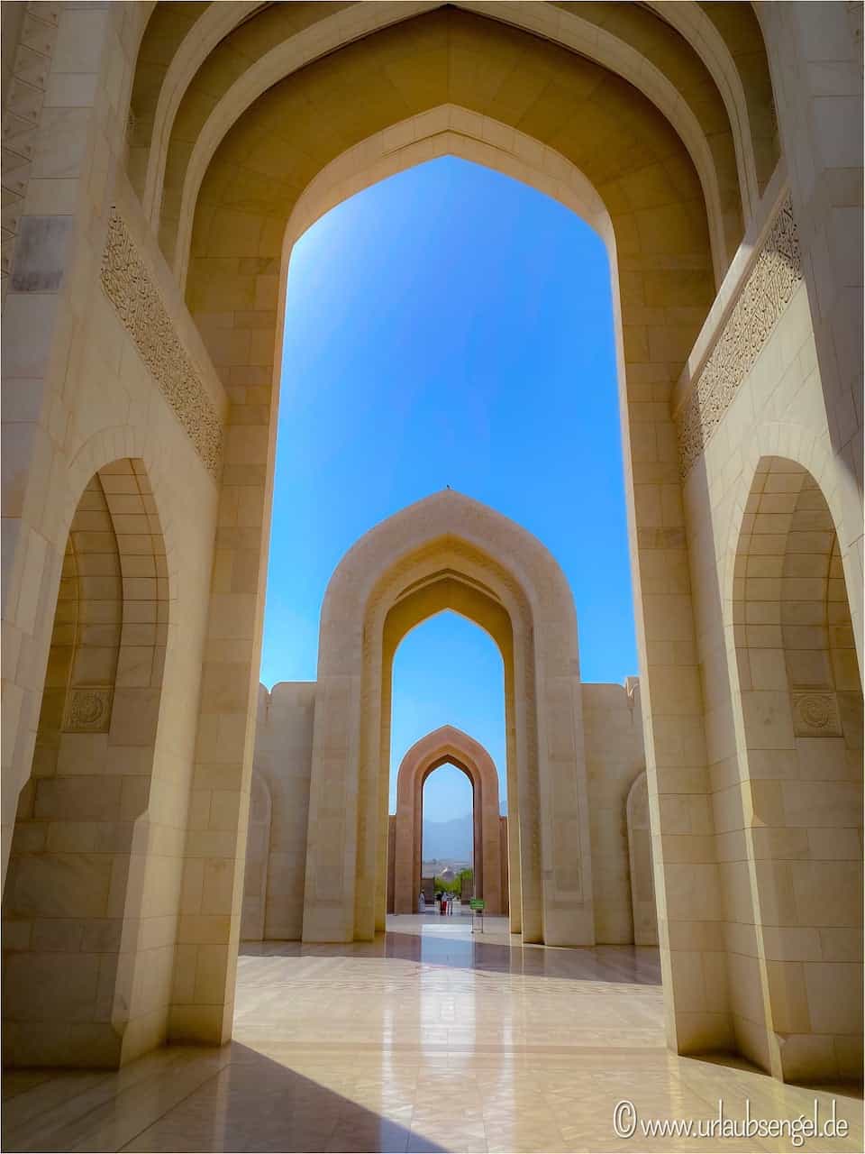 Arkaden der Sultan Qaboos Moschee 
