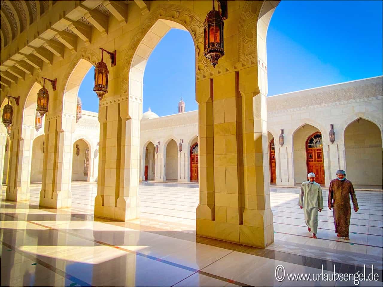 Innenhof der Sultan Qaboos Moschee 