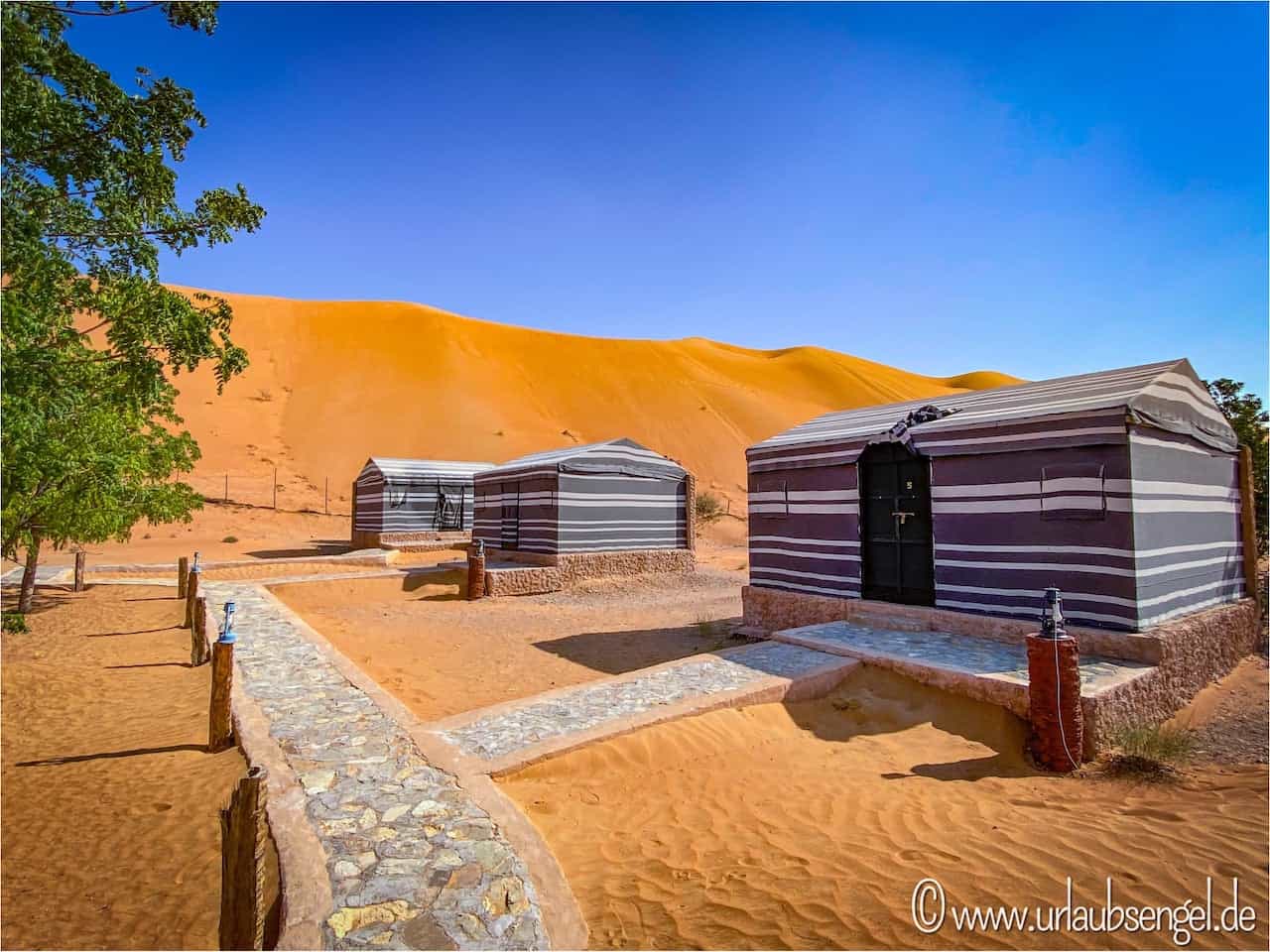 Zelte im Sama al Wasil Desert Camp
