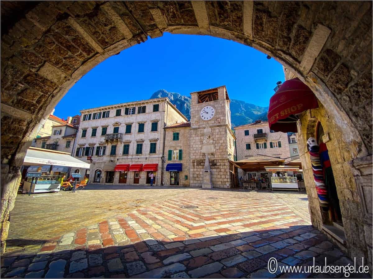Altstadt von Kotor mit Uhrenturm