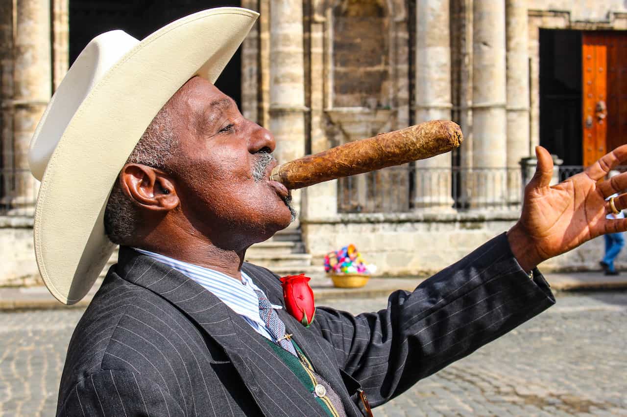 Mann mit Zigarre in Havanna