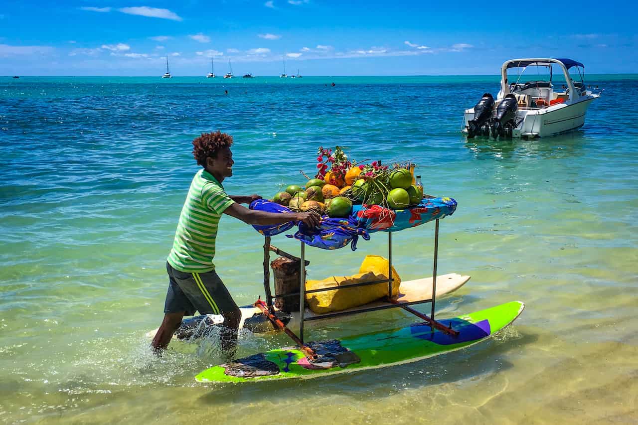 Obsthändler mit Surfbrett, Mauritius