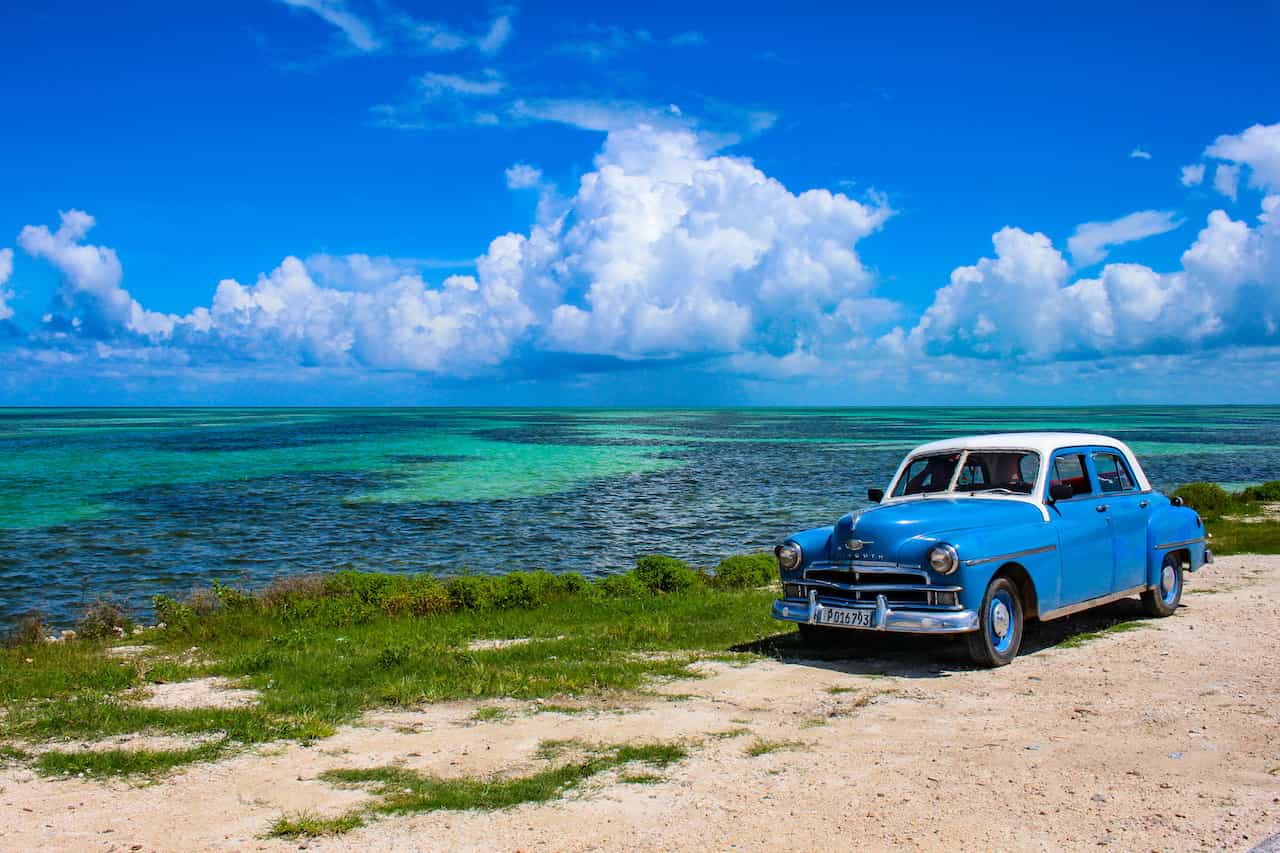 Oldtimer am Meer auf Kuba