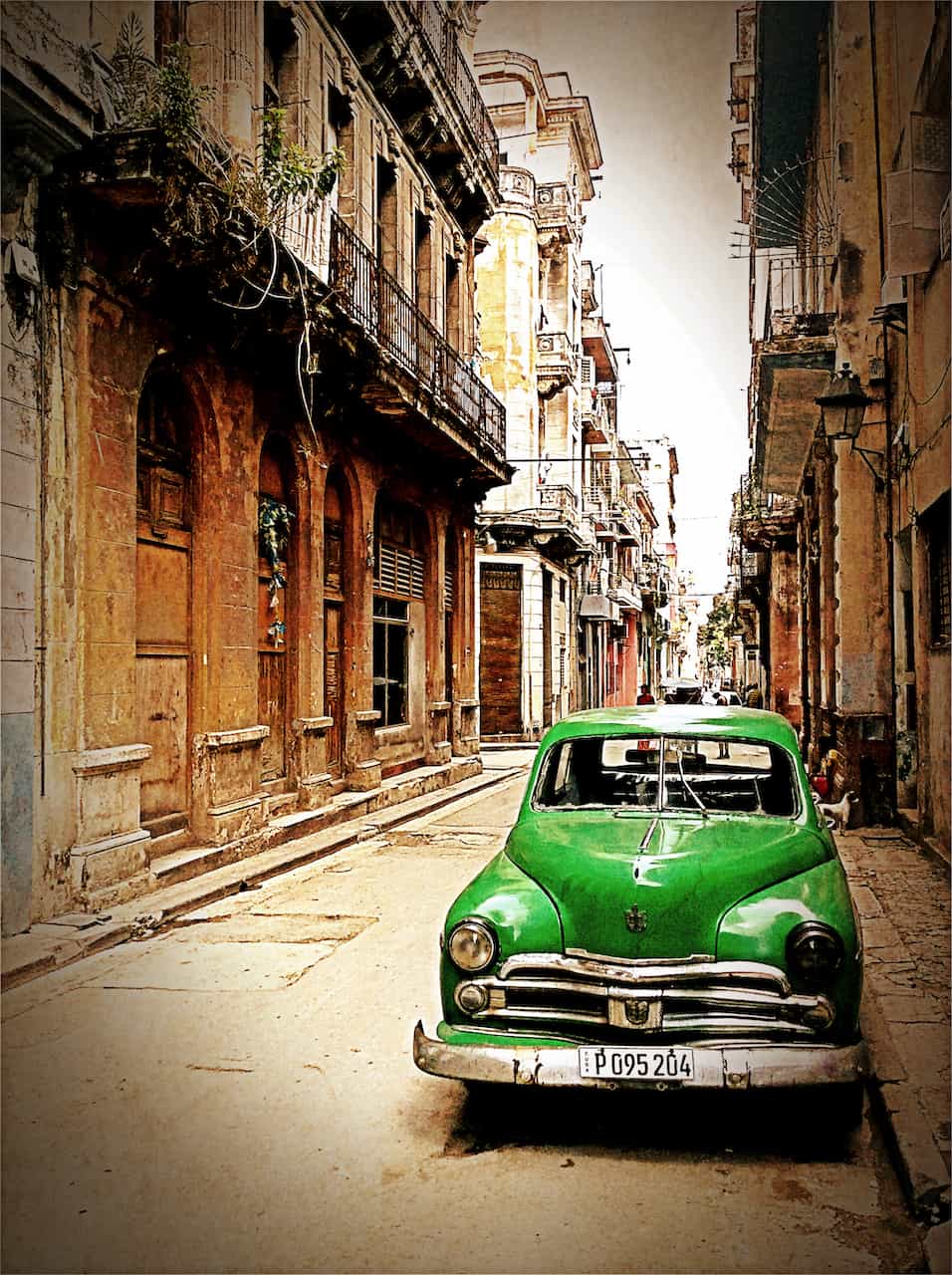Grüner Oldtimer in Havanna, Kuba