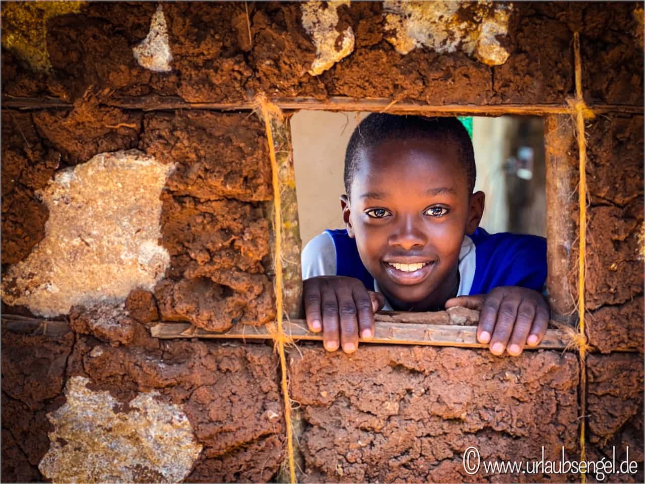 Kleiner Junge in Lehmhütte | Armut auf Sansibar