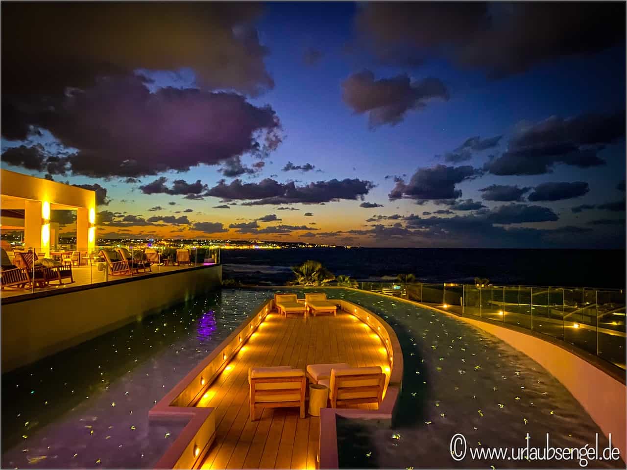 Abaton Island Resort & Spa | Pool bei Nacht