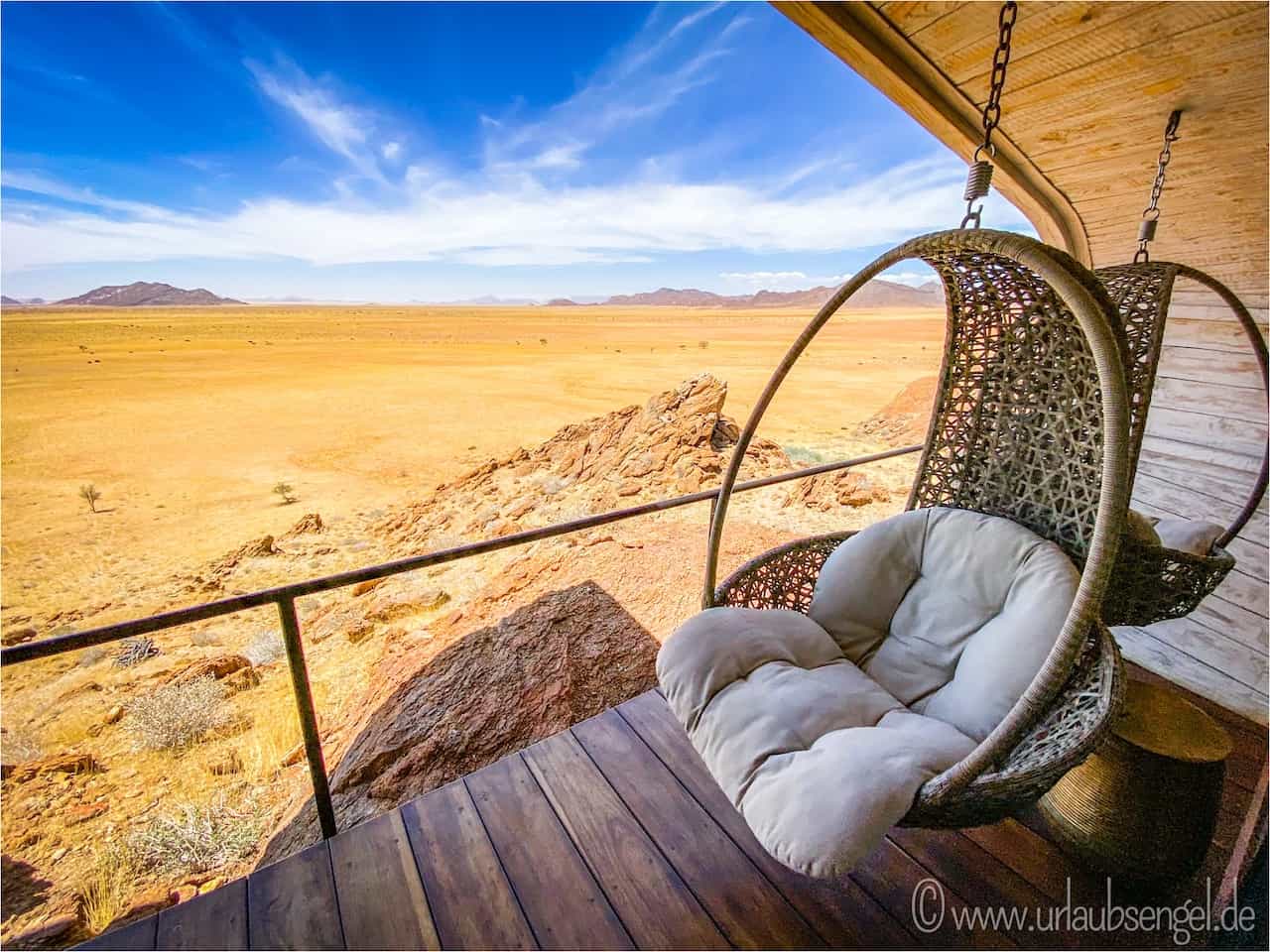 Korbsessel auf der Veranda des Desert Whisper in Namibia