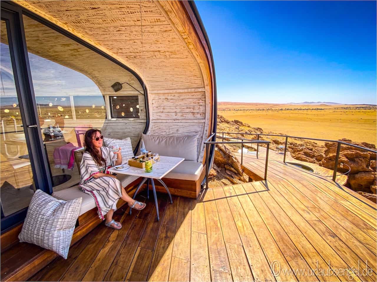 Terrasse vor dem Hotel in der Wüste Namibia in Namibia