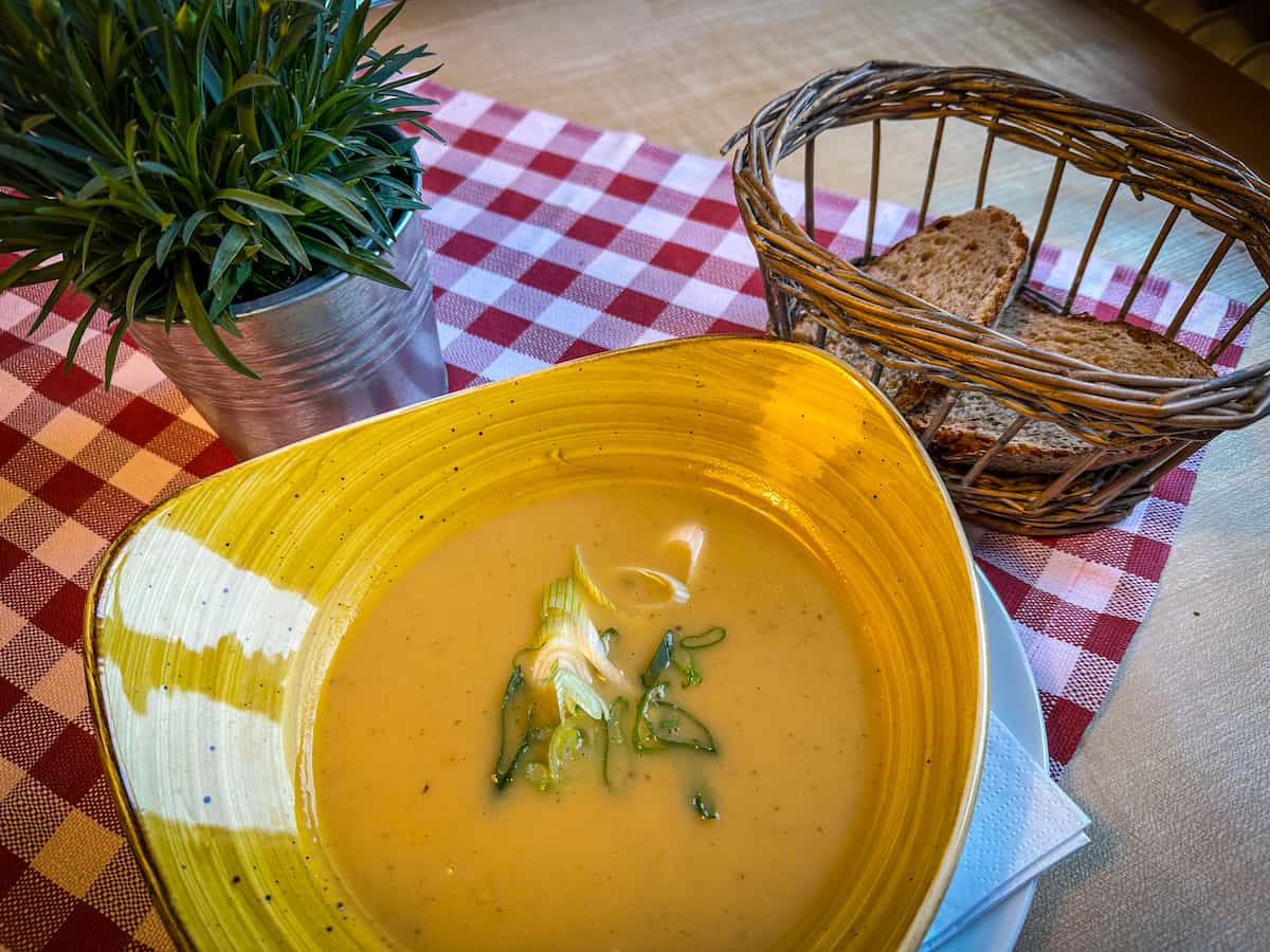 Mittagessen: Suppe im Altes Wallberghaus