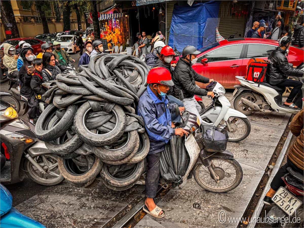 überladenes Motorrad, Moped in Hanoi