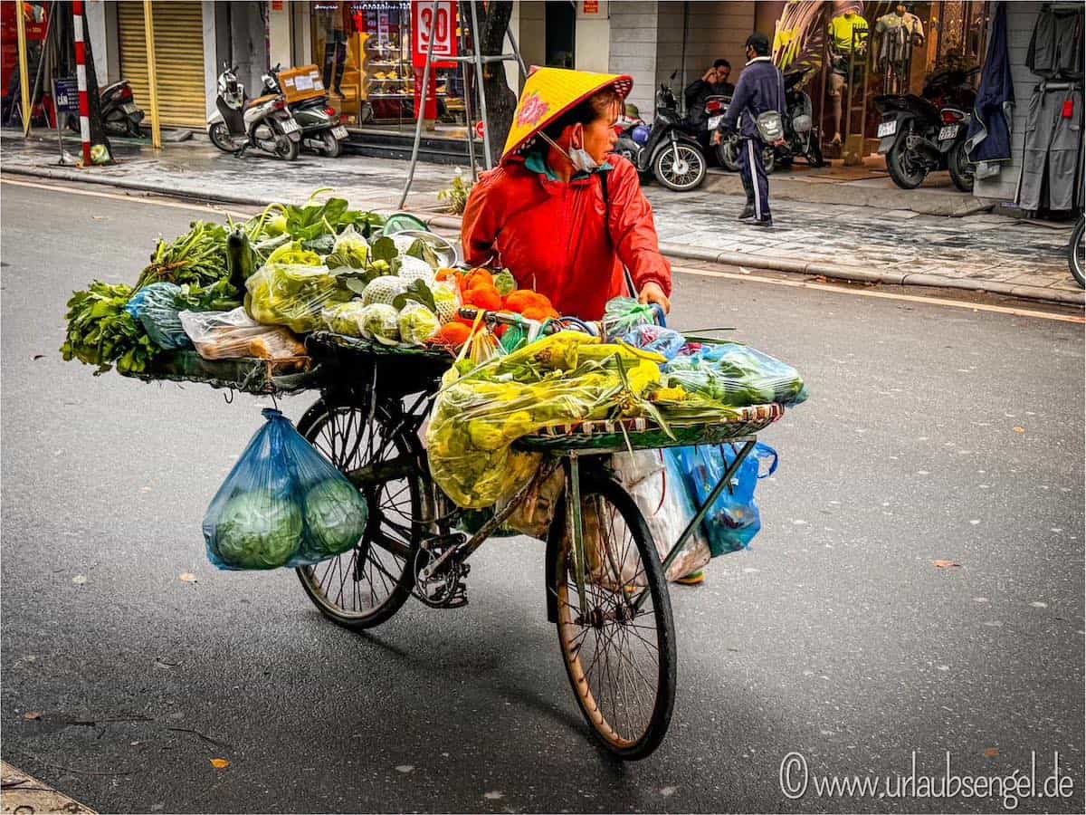Straßenverkäuferin in Hanoi