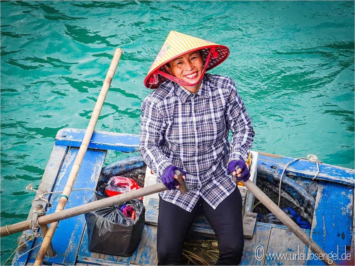 Freundliche Verkäuferin in der Halong Bay, Vietnam
