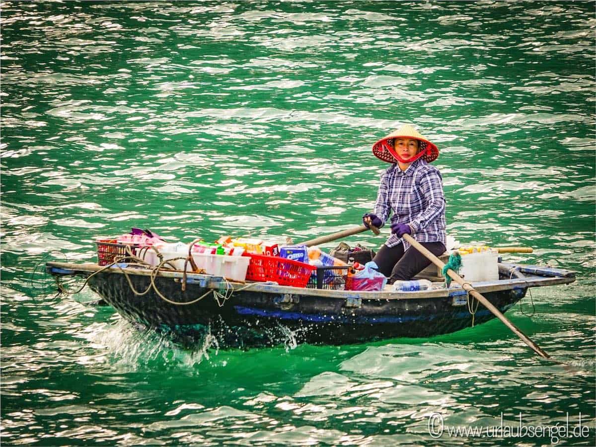 Verkäuferin auf Boot in der Halong Bay