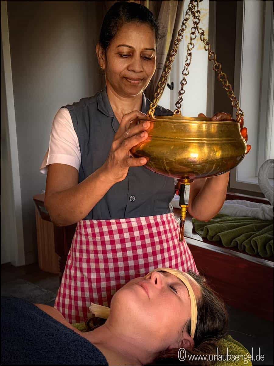 Shirodhara | Stirnguss mit Öl beim Ayurveda-Retreat im Hotel Park am See Nattika Ayurveda