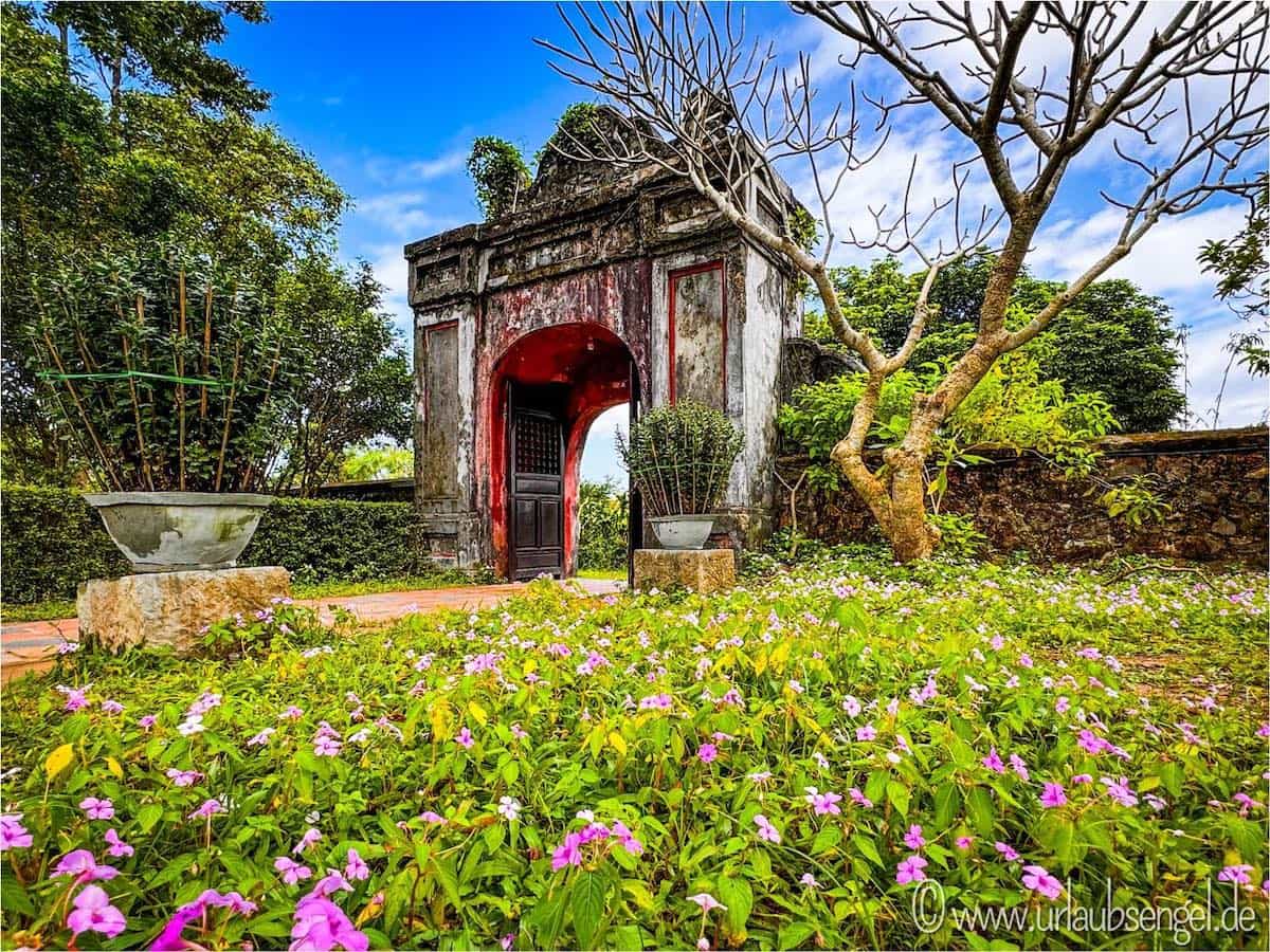Blumen bei den Grabstätten der Nguyen-Kaiser in Hue