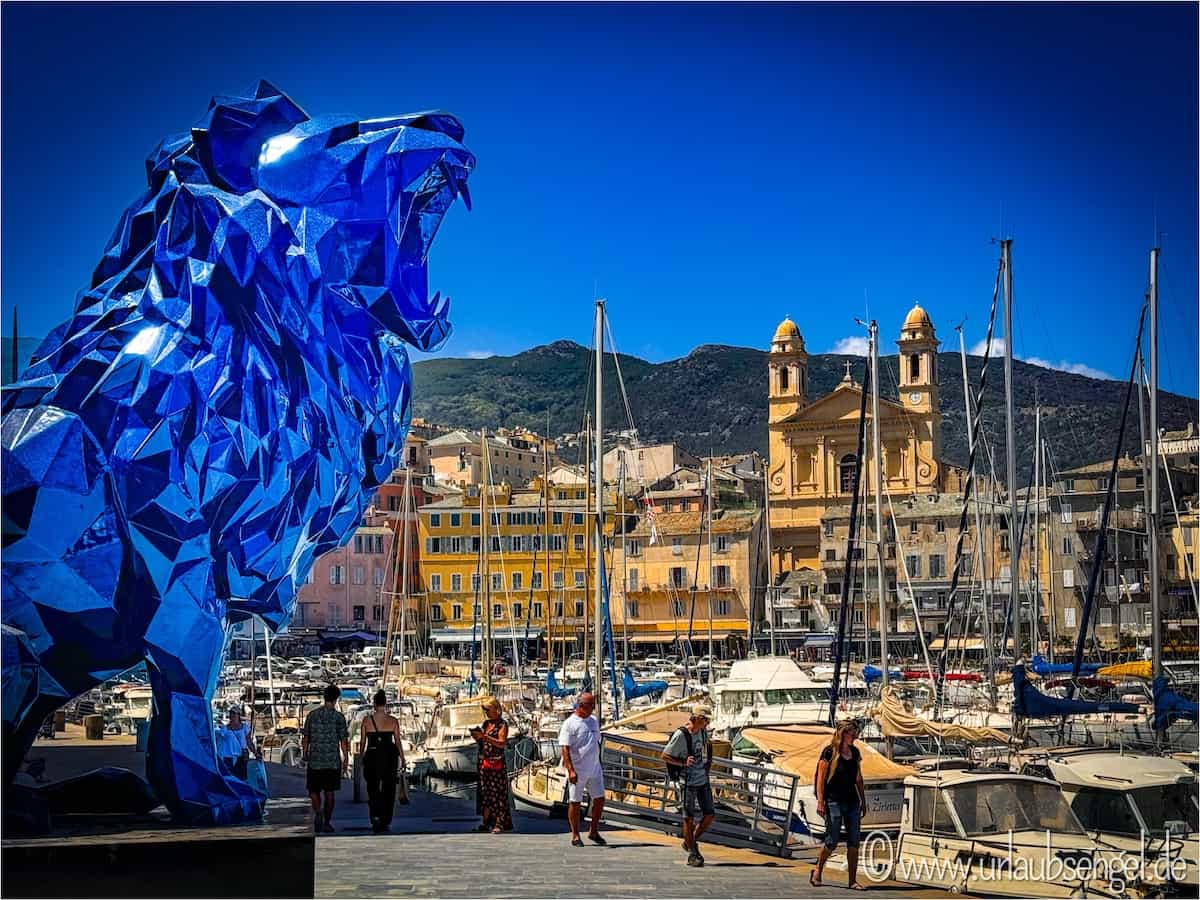 Hafen in Bastia, blauer Löwe