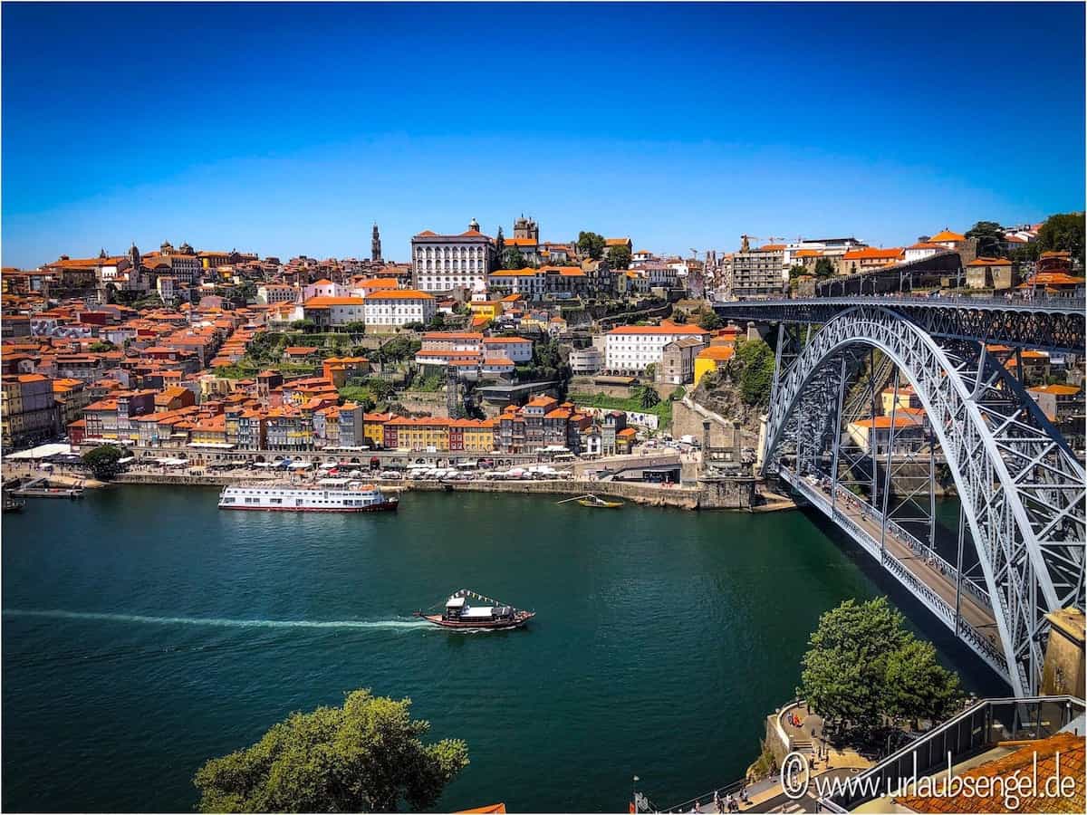 Blick auf die Altstadt Ribeira von Porto und die Ponte Dom Luis I
