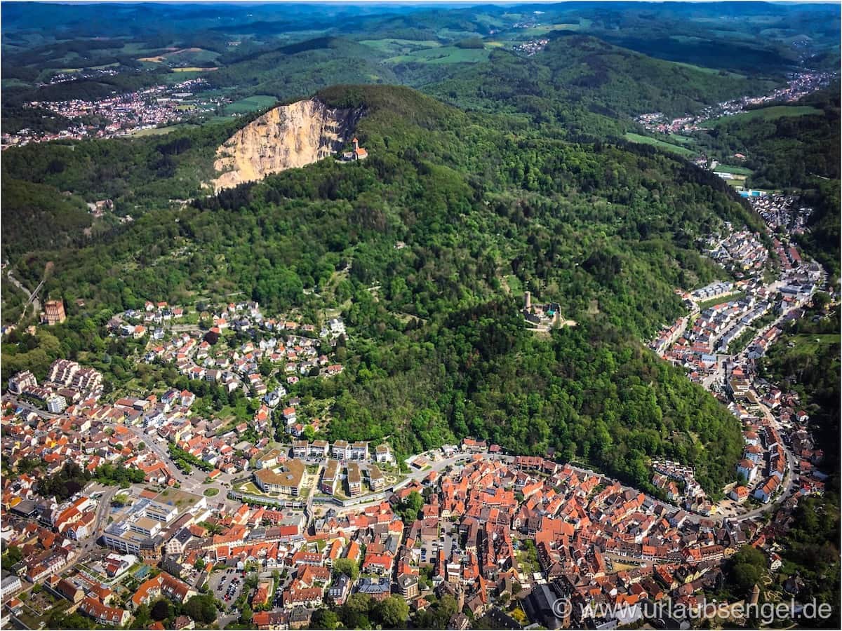 Blick auf die Burgruine Windeck und die Wachenburg aus dem Tragschrauber