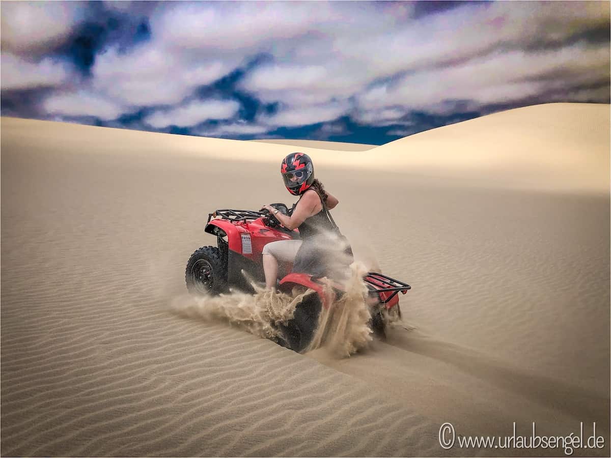 Sylwia Fath auf dem Quadbike in der Wüste