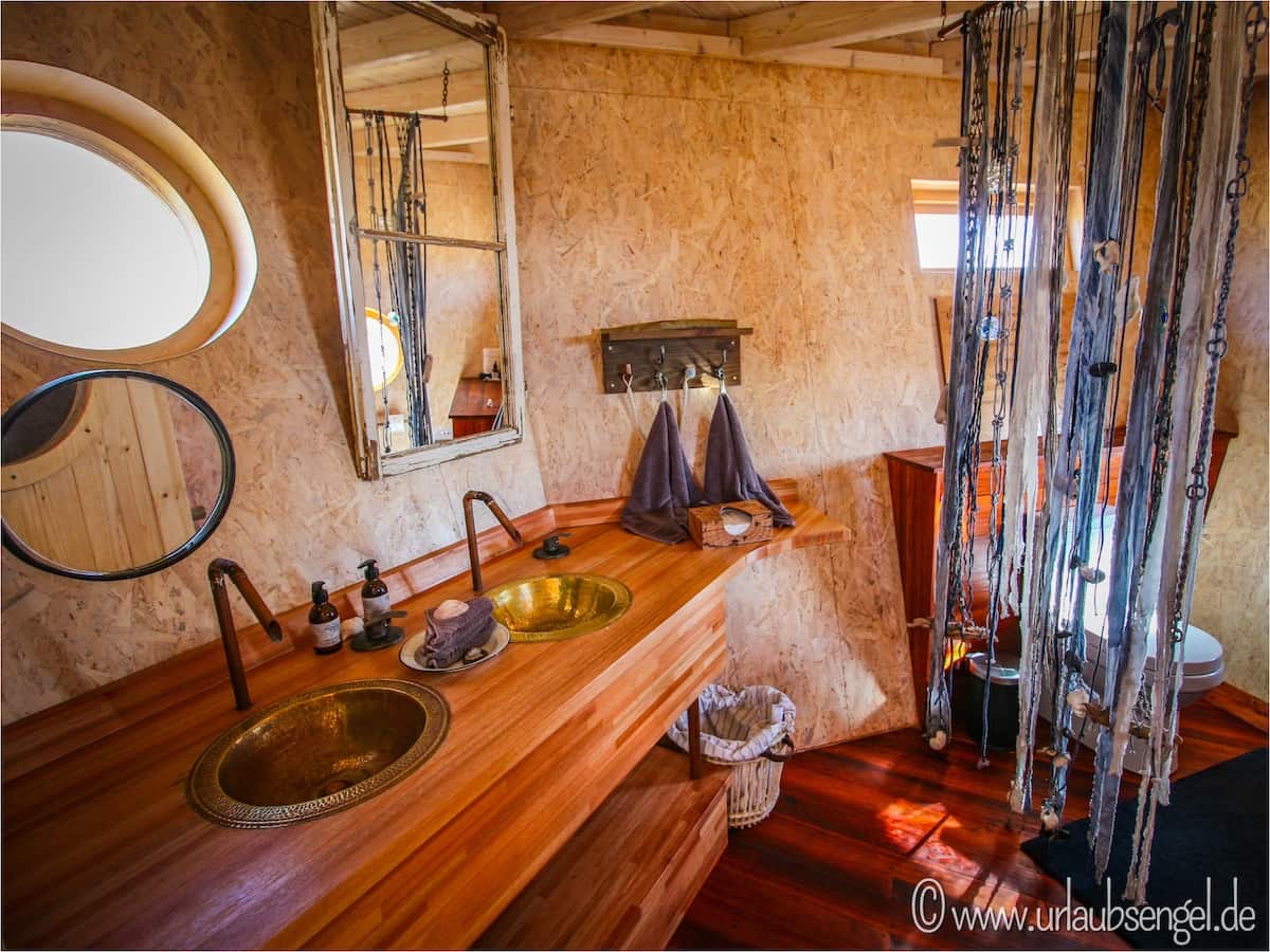 Bad im Zimmer / Cabin der Shipwreck Lodge
