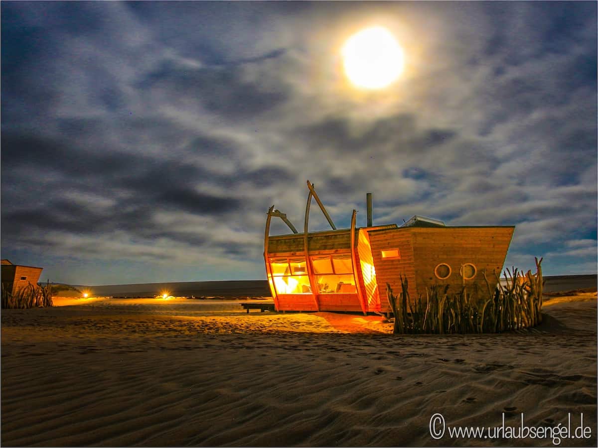 Shipwreck Lodge bei Nacht