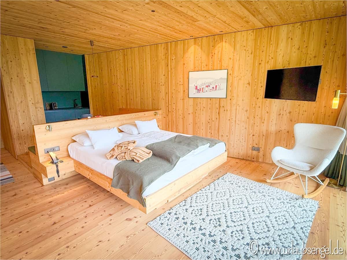 Bett und Küche in der Apartsuite M im Olm Nature Escape