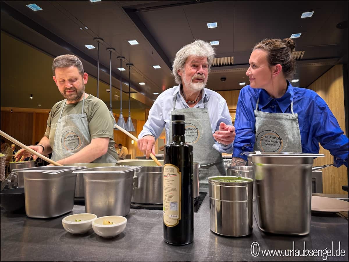 Reinhold Messner beim Kochen im OPlm Nature Escape