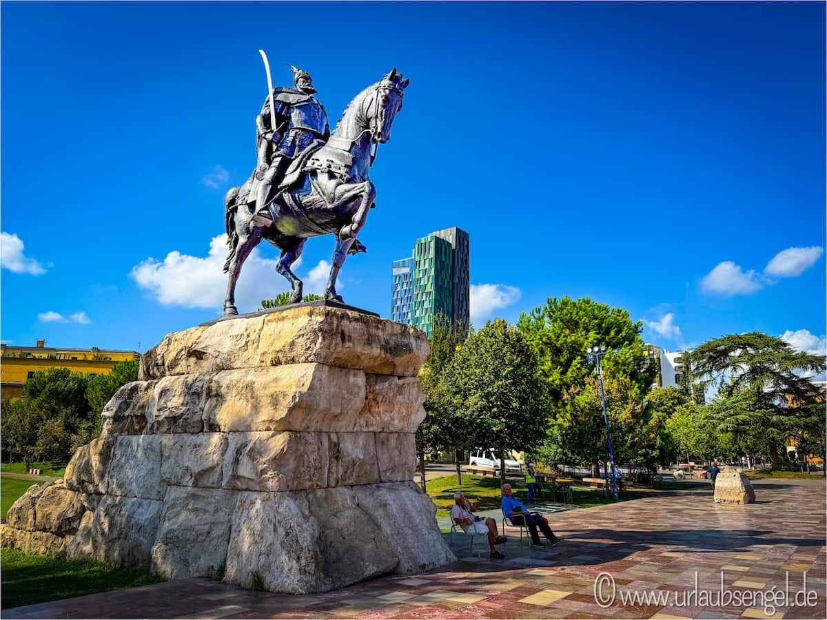 Denkmal des albanischen Nationalhelden Skanderbeg auf dem Skanderbeg-Platz