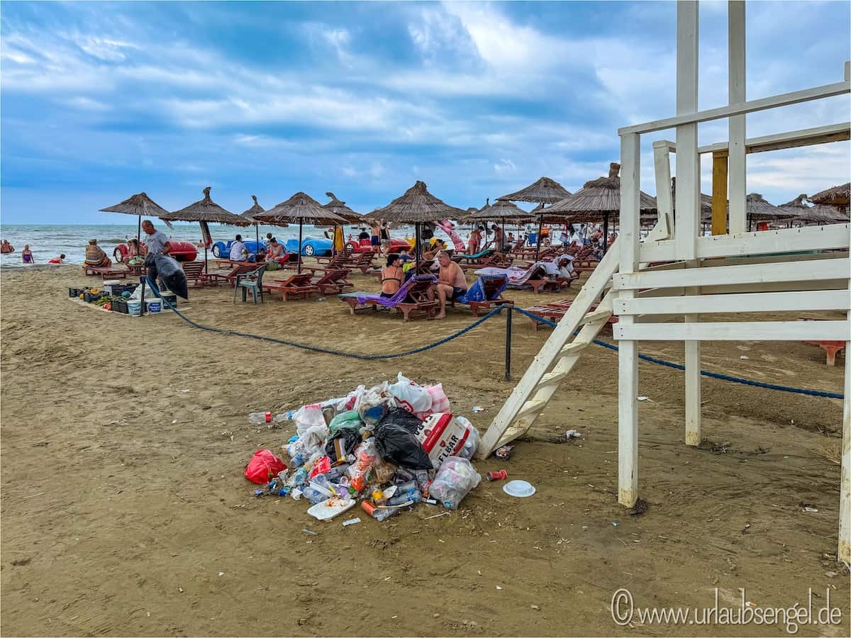 Müll am Strand von Durres - Albanien Roadtrip