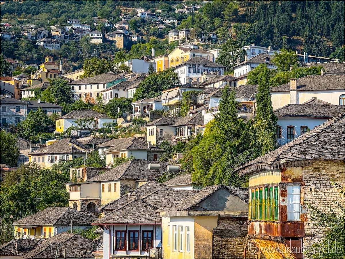 Albanien Roadtrip: Altstadt in Gjirokastra