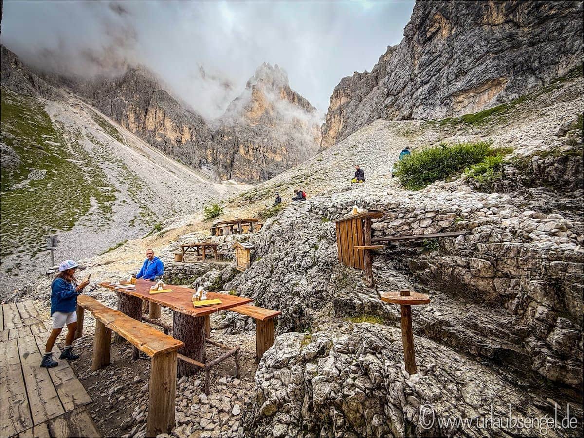 Langkofelrunde | Tische vor der Langkofelhütte