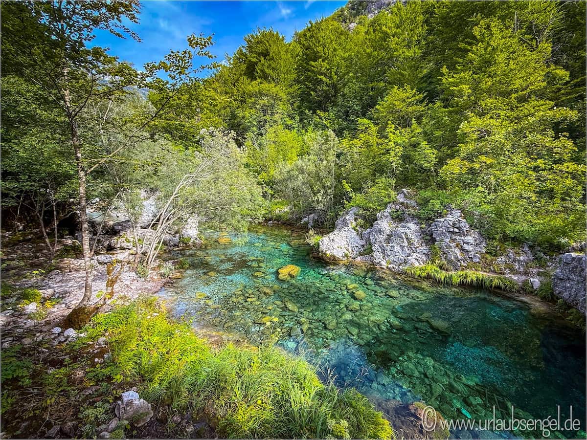 Klares Wasser in Theth