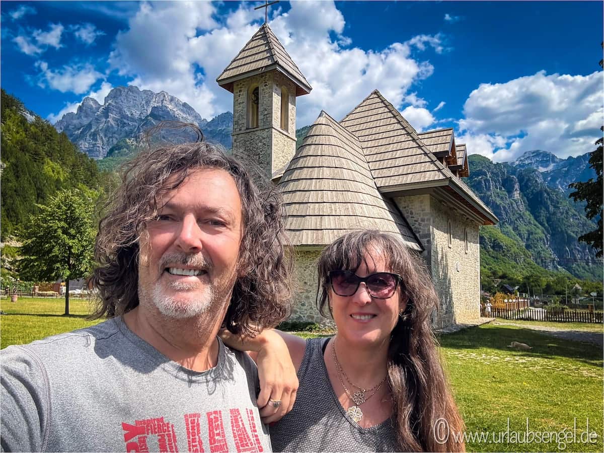 Urlaubsengel vor der Kisha e Thethit