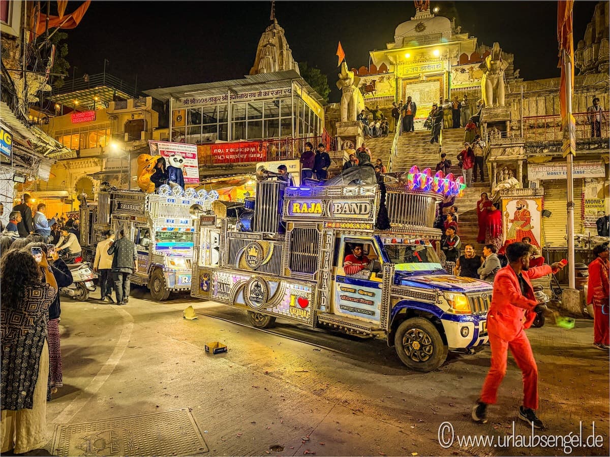 Hochzeitsfeier in Udaipur vor dem Jagdish-Tempel