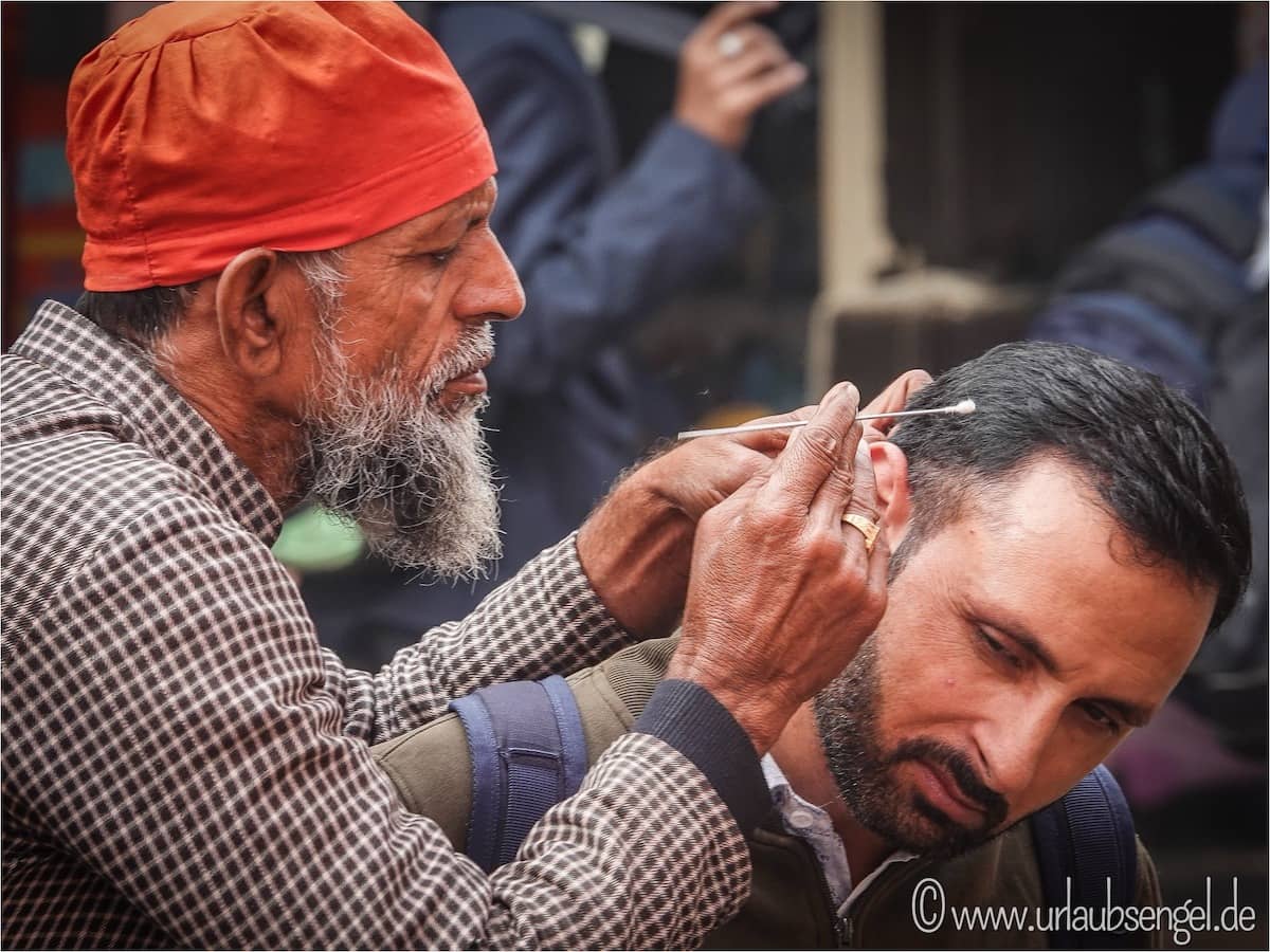 Ohrenputzer in Delhi, Indien