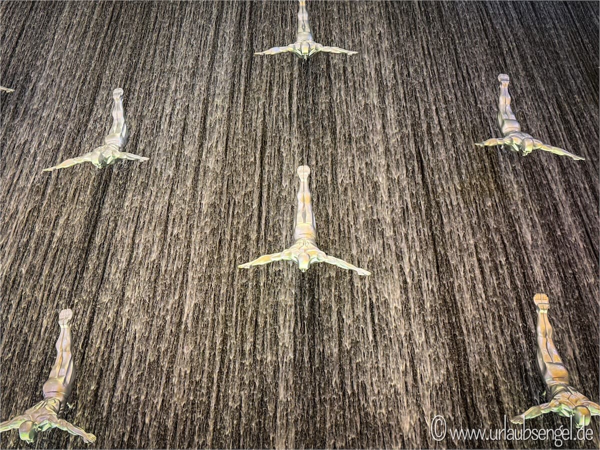 Dubai Mall, Waterfall