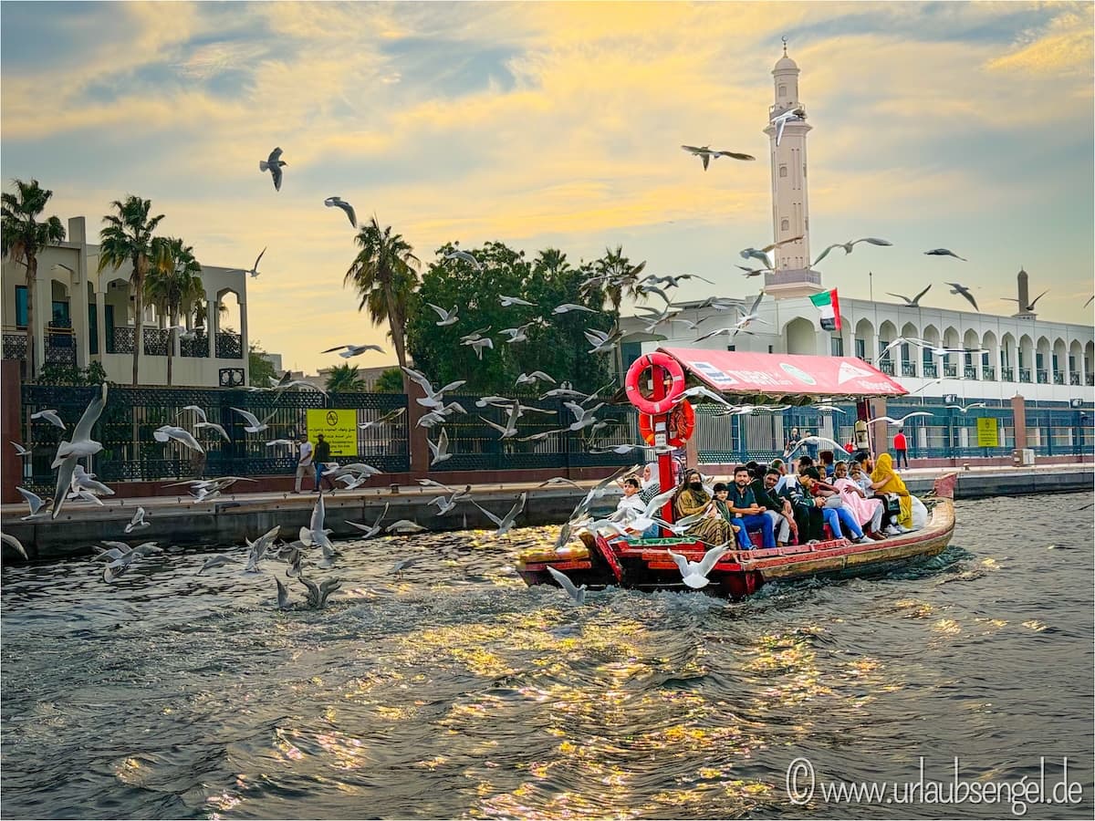 Mit dem Abra-Holzboot über den Dubai Creek