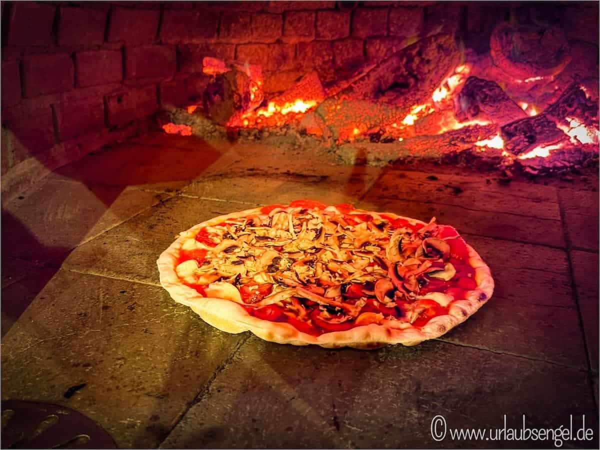 Pizza aus dem Holzofen