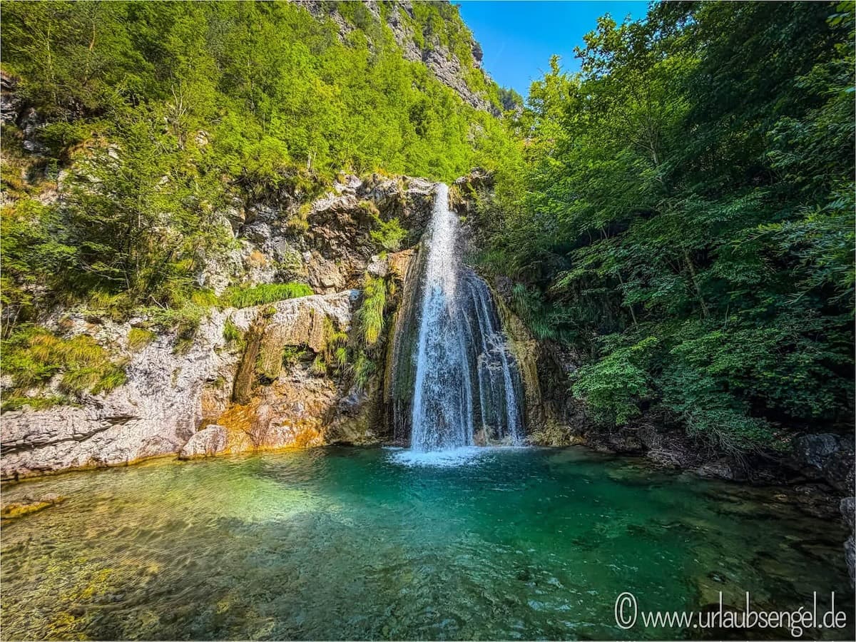 Wasserfall mit Badesee