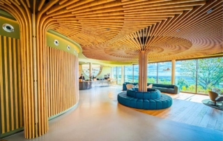 Lobby im Wald-Weit